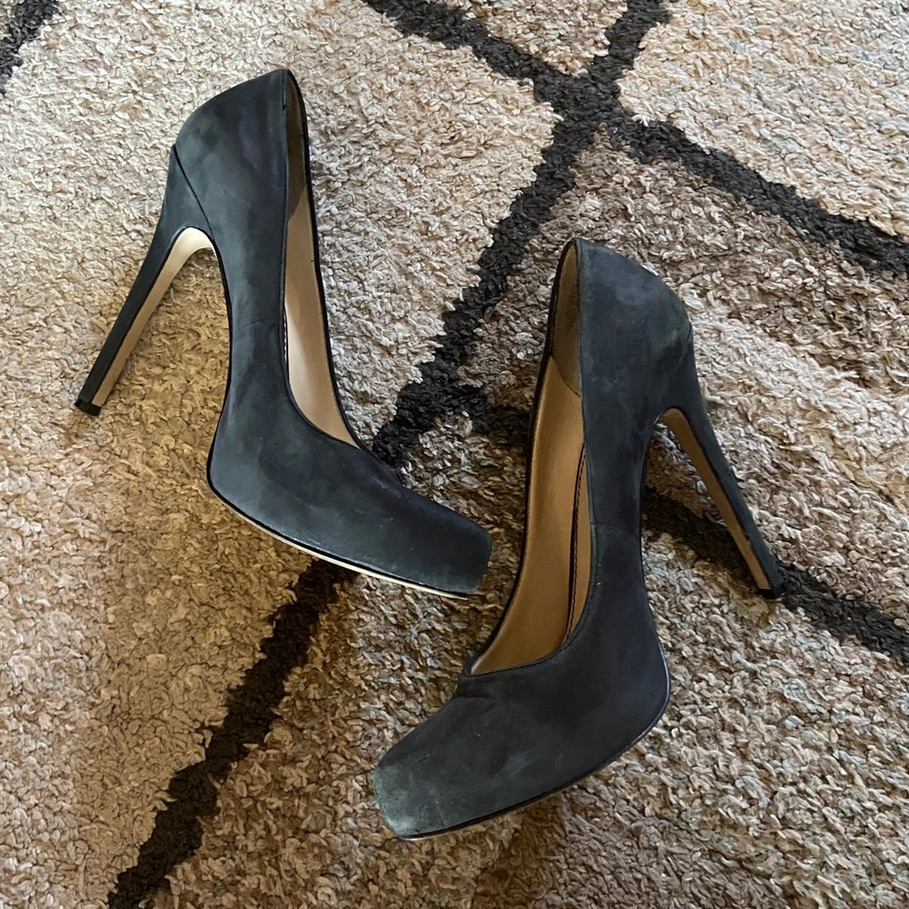 gorgeous gray pumps